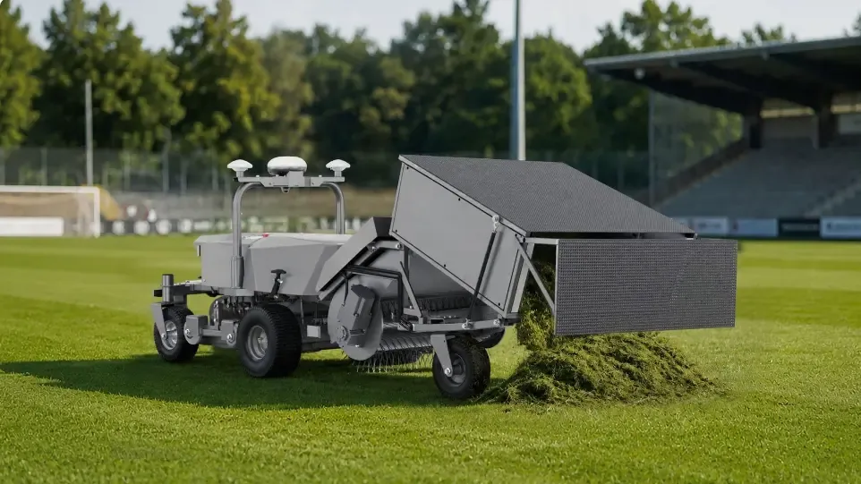 Rough Ranger avec bac de collecte de l'herbe sur un terrain de sport
