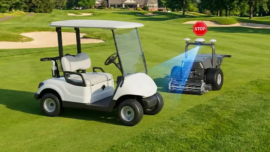 La RCM01 s'arrête devant une voiturette de golf détectée par le LiDAR