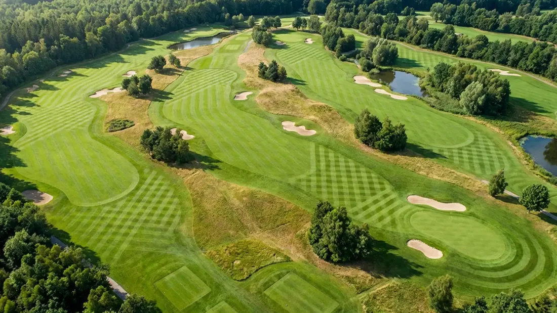 Vue aérienne d'un golf avec des motifs de tonte en bandes